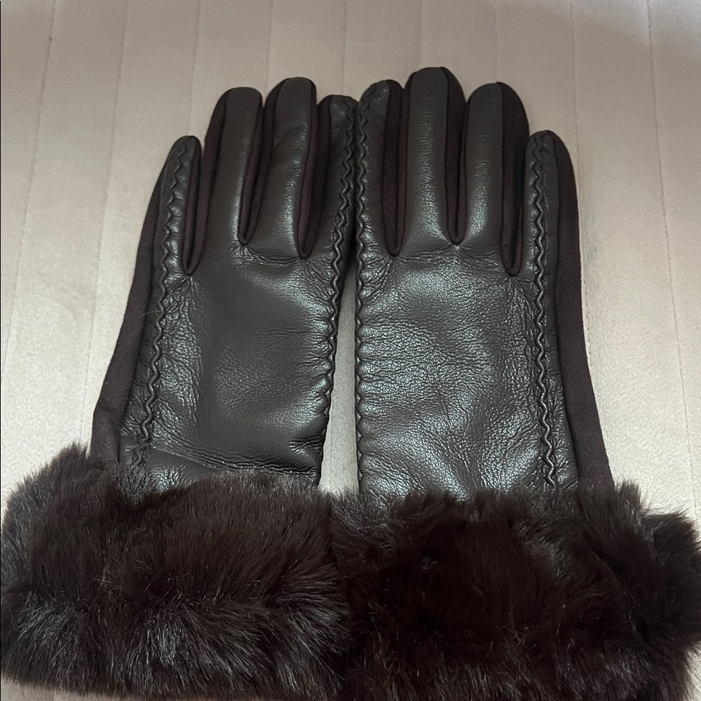 Elegant Brown Leather Gloves with Fur Trim